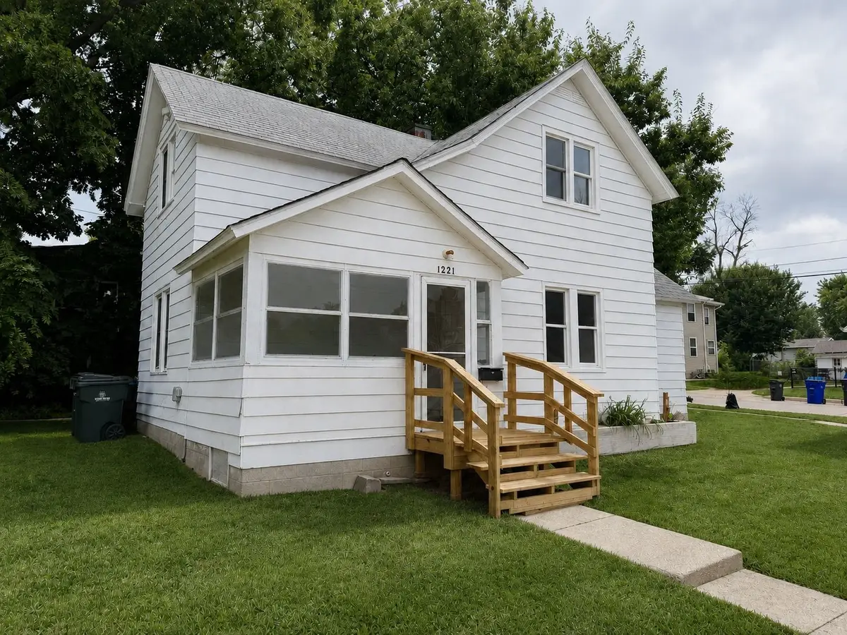 1221 B Avenue Nw, Cedar Rapids, IA 52405 - #1