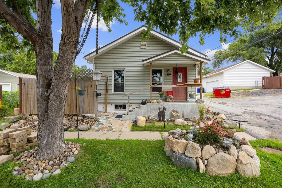1210 Lincoln Ave, Cedar Rapids, IA 52324 - #1