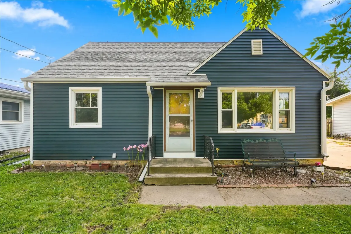 3712 Center Point Road Ne, Cedar Rapids, IA 52402 - #1