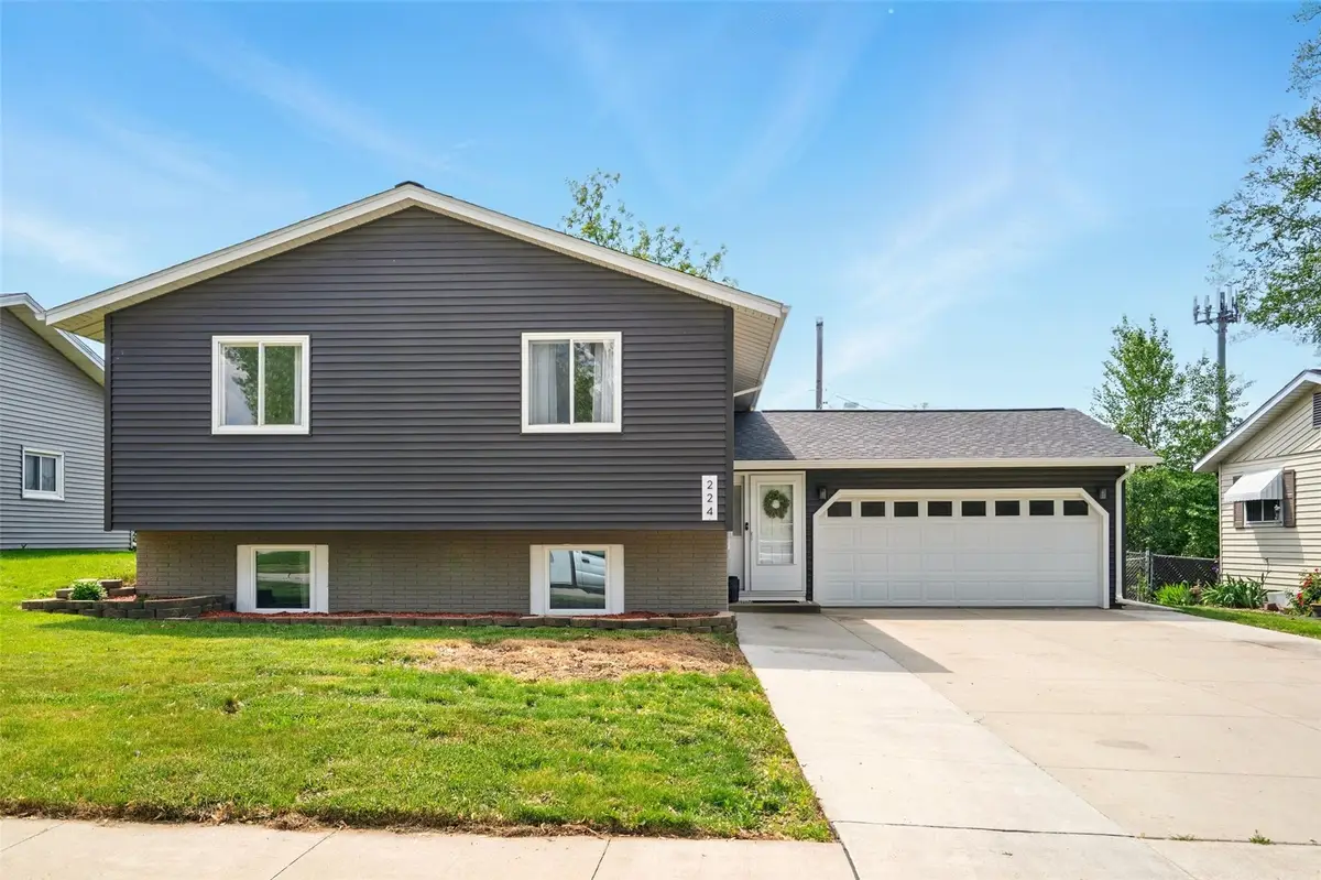224 32nd Street Nw, Cedar Rapids, IA 52405 - #1