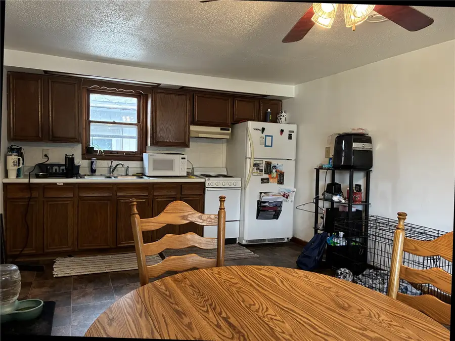 208 C Avenue, Vinton, IA 52349 - #3
