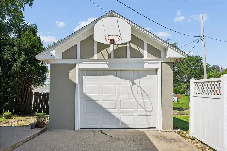 1602 7th Avenue, Belle Plaine, IA 52208 - #2