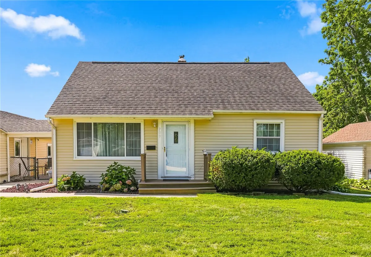 709 37th St Ne, Cedar Rapids, IA 52402 - #1