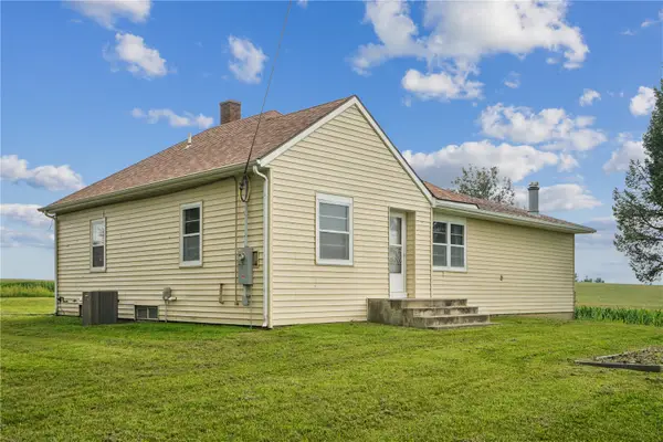 1056 W Ave, Norway, IA 52318
