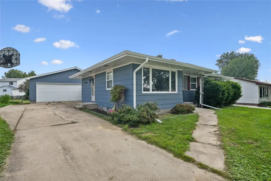 1745 Daleview Dr, Marion, IA 52302 - #2