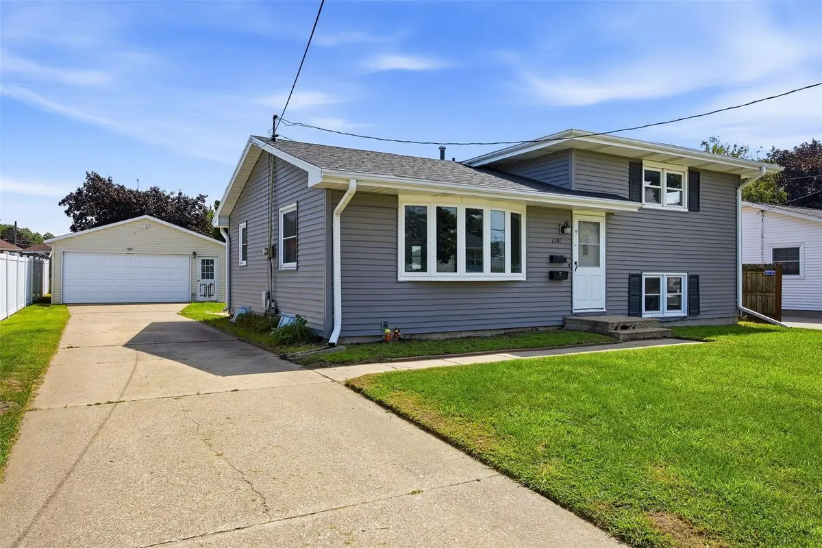2101 Lauren Dr Sw, Cedar Rapids, IA 52404 - #1