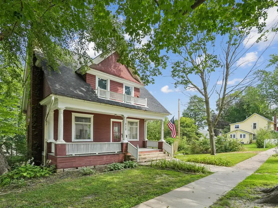 313 2nd St Nw, Mount Vernon, IA 52314 - #2