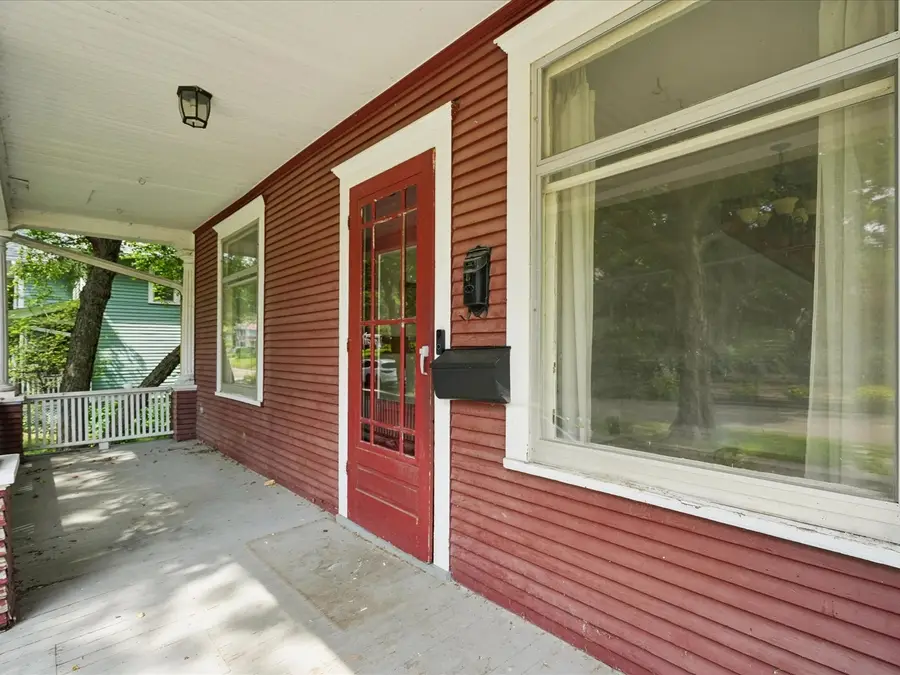 313 2nd St Nw, Mount Vernon, IA 52314 - #3