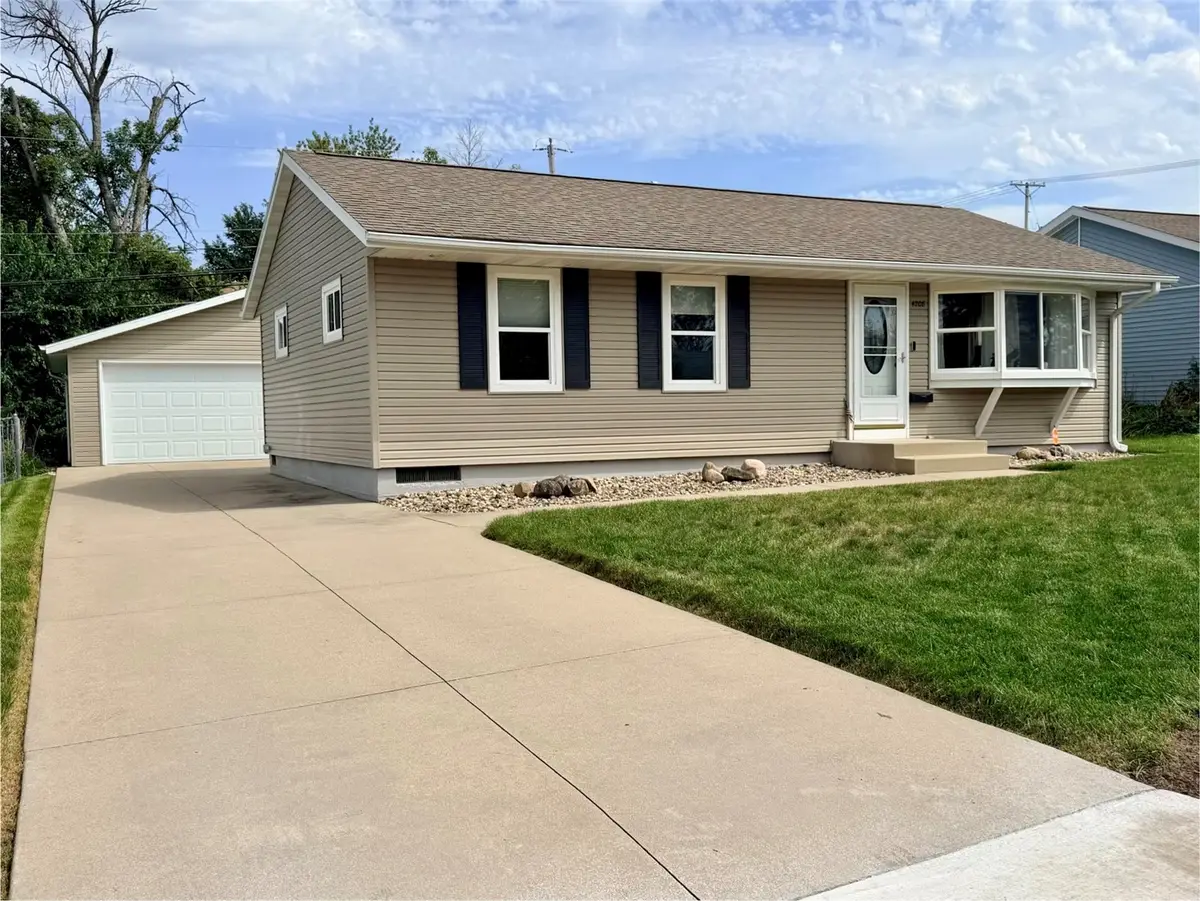 4208 Benton Street Ne, Cedar Rapids, IA 52402 - #1