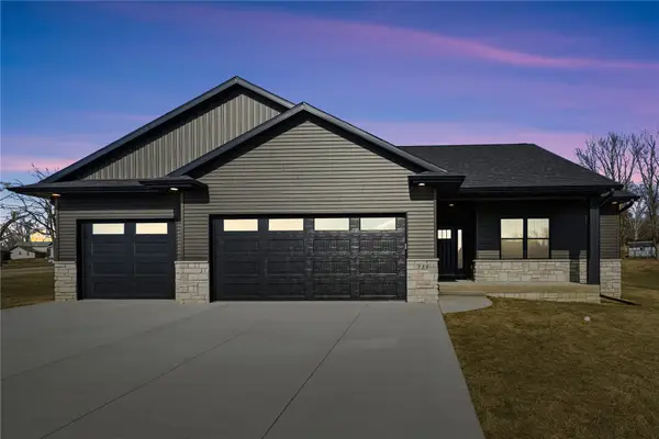 718 Pointer Circle, Center Point, IA 52213