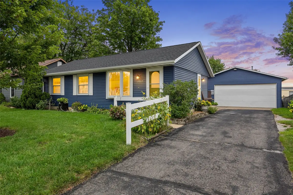 5007 Twin Mound Dr Ne, Cedar Rapids, IA 52402 - #1
