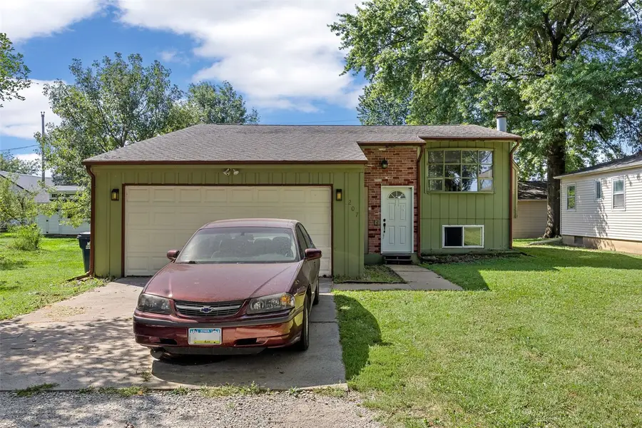 207 Washington Street, Hills, IA 52235 - #2