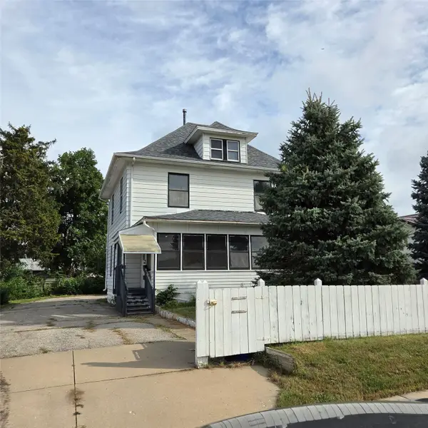 2828 33rd Ave Sw, Cedar Rapids, IA 52404