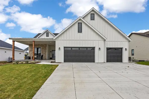 1403 Green Oak Pass, Tiffin, IA 52340