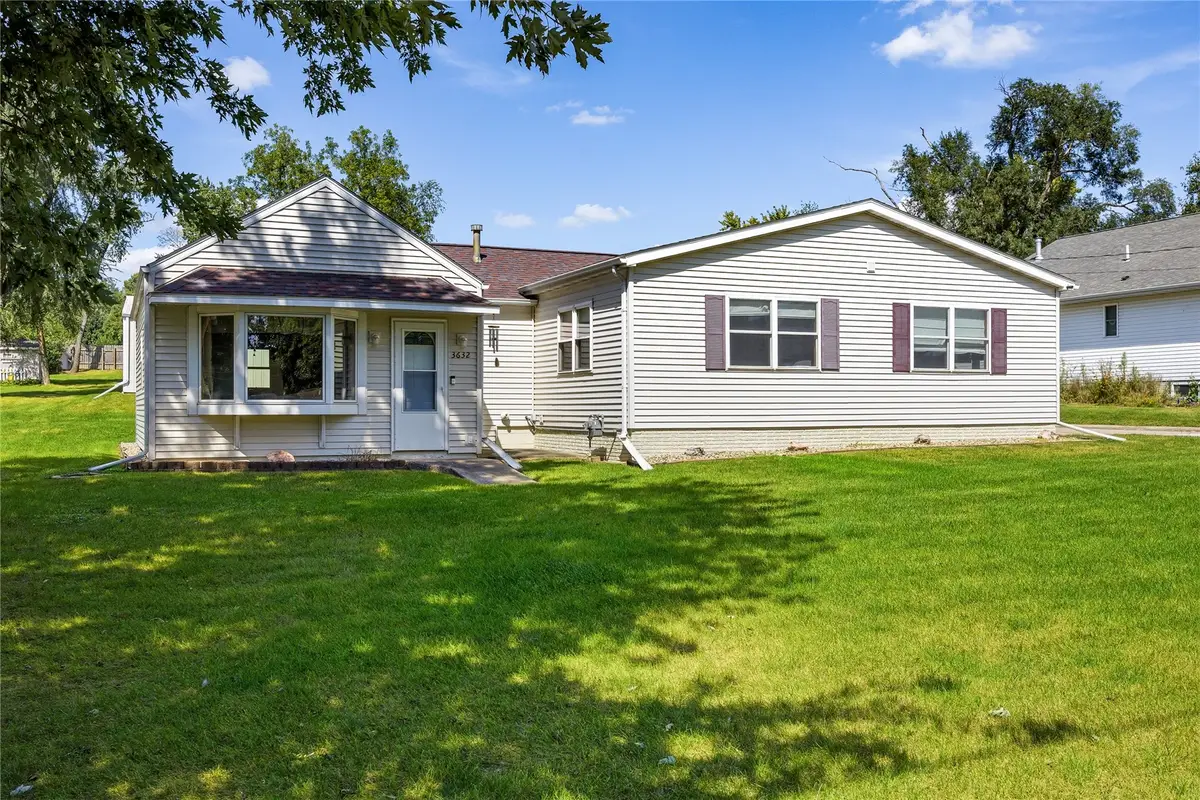 3632 Crestwood Drive Nw, Cedar Rapids, IA 52405 - #1