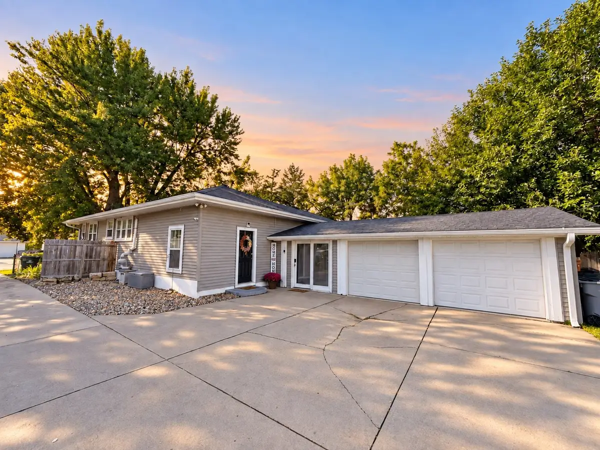 3823 E Avenue Ne, Cedar Rapids, IA 52402 - #1