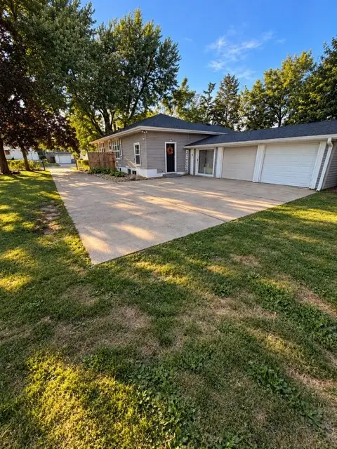 3823 E Avenue Ne, Cedar Rapids, IA 52402 - #3