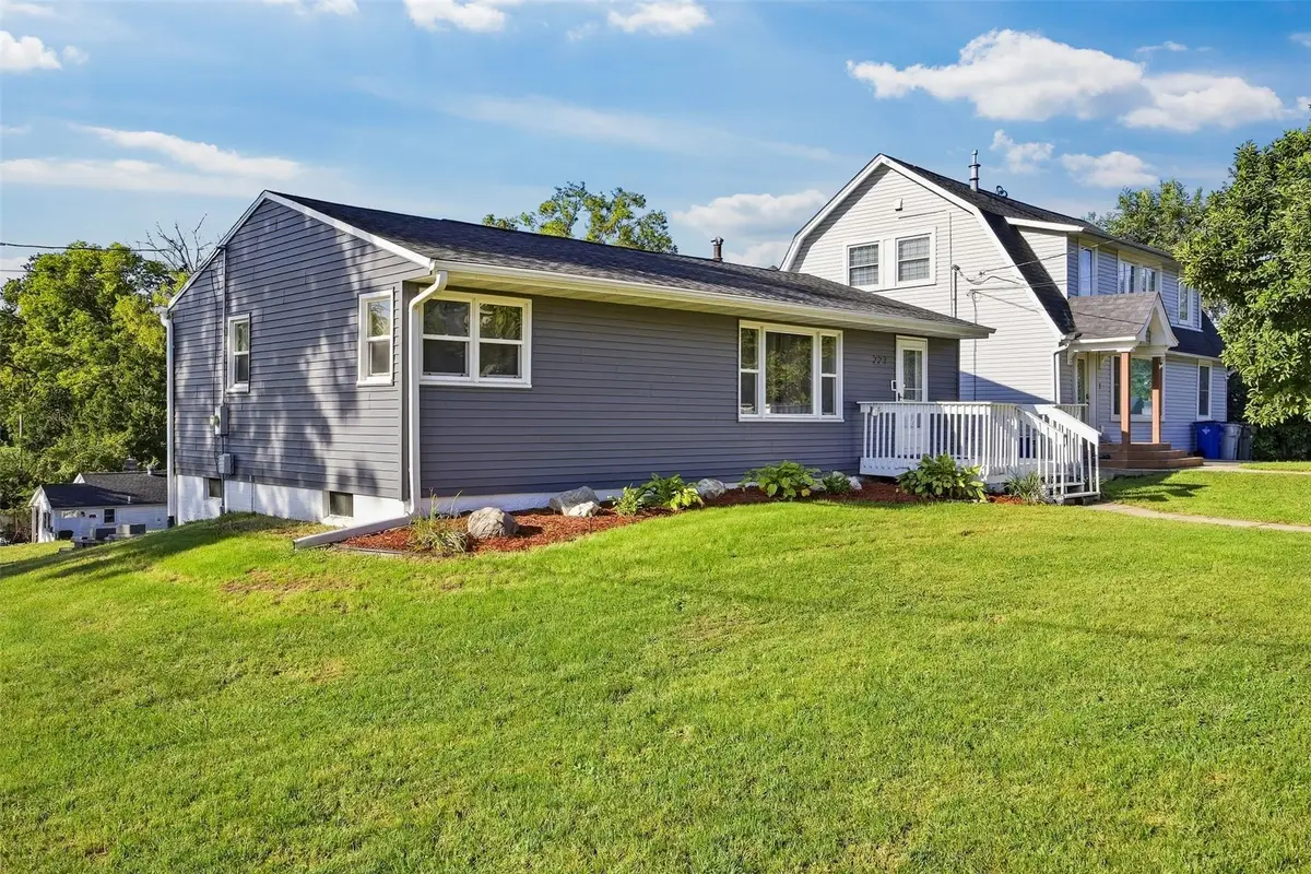 227 29th Avenue Sw, Cedar Rapids, IA 52404 - #1