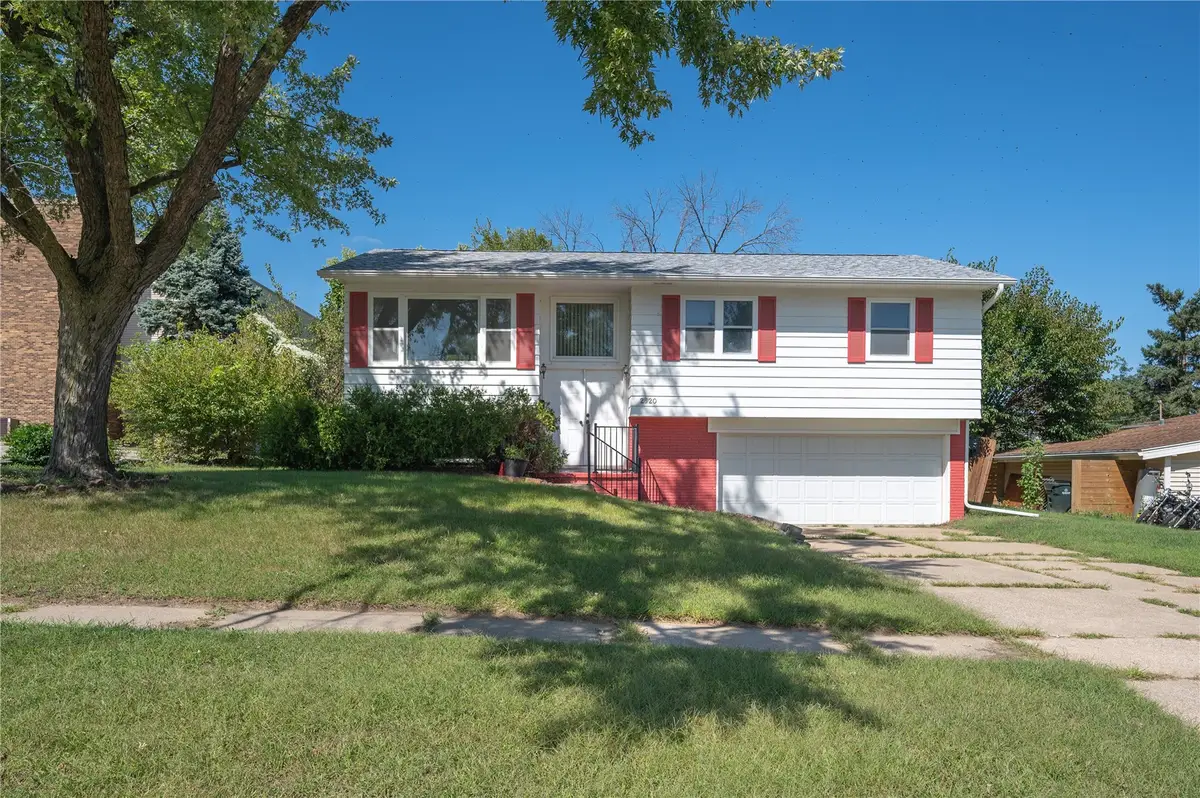 2520 Falbrook Drive Ne, Cedar Rapids, IA 52402 - #1