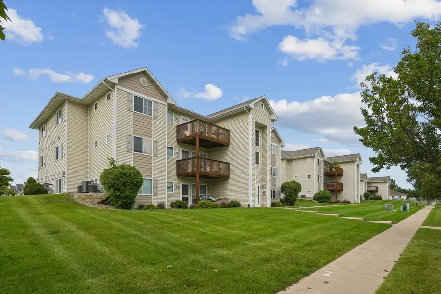 6715 Creekside Drive Ne #8, Cedar Rapids, IA 52402 - #2