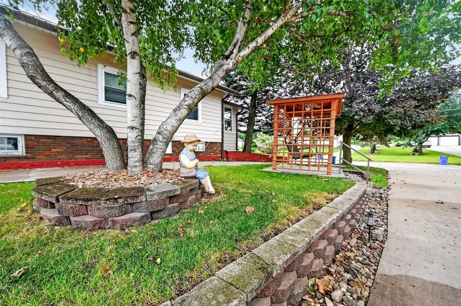 288 28th Avenue Sw, Cedar Rapids, IA 52404 - #3