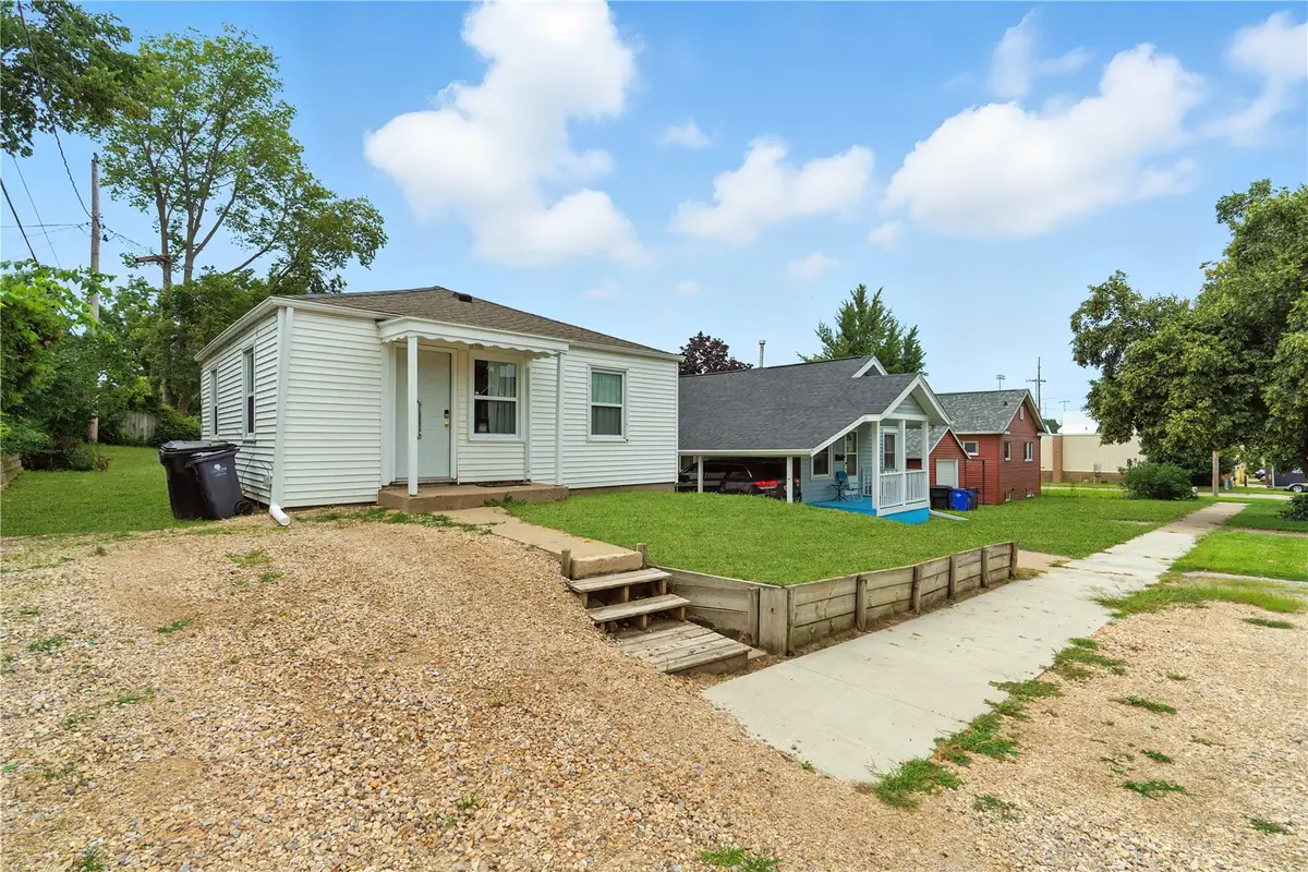 517 18th St, Cedar Rapids, IA 52402 - #1