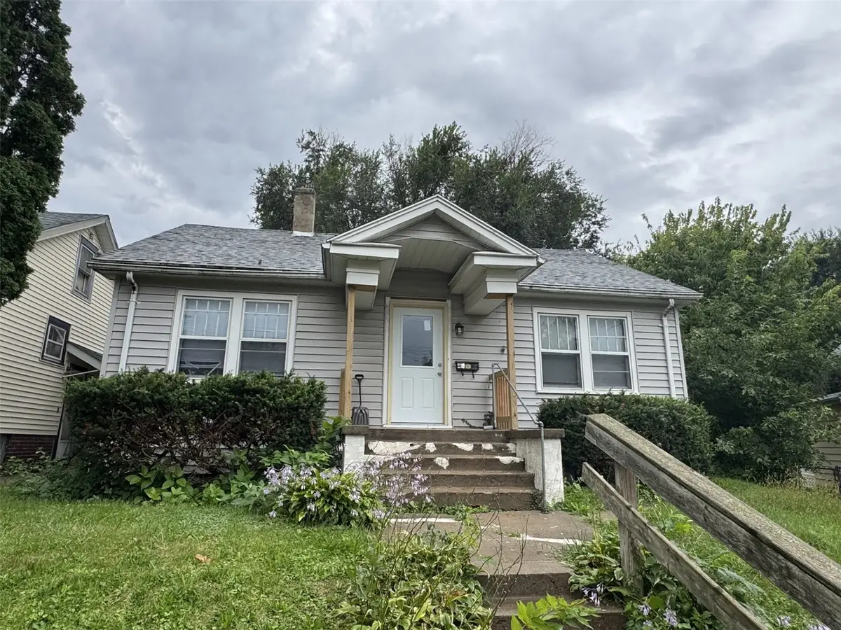 238 11th Street Nw, Cedar Rapids, IA 52405 - #1