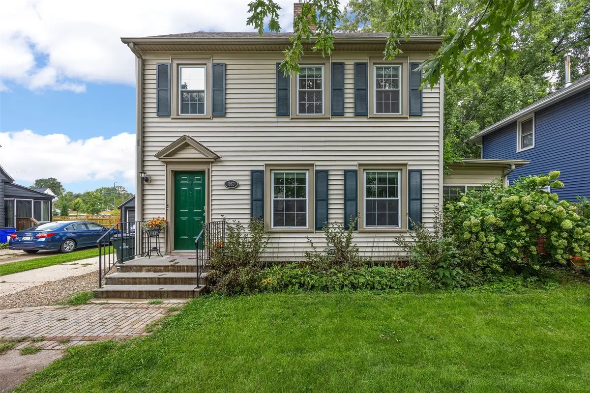 1960 2nd Avenue Se, Cedar Rapids, IA 52403 - #1