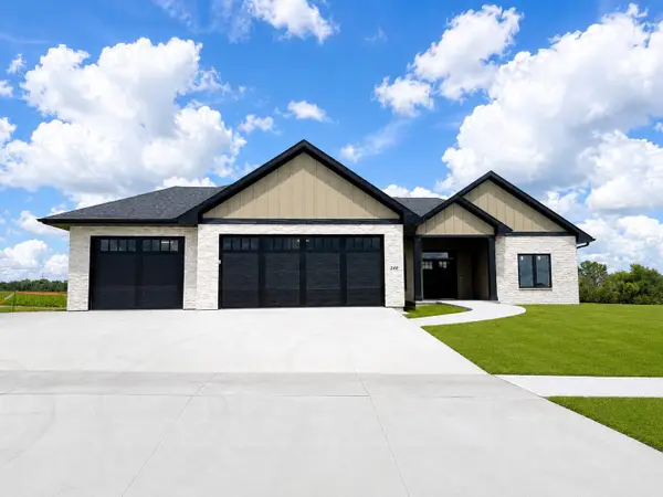 240 Howard Avenue Nw, Swisher, IA 52338