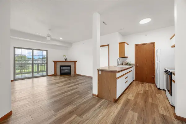 250 Cimarron Drive #213, Hiawatha, IA 52233