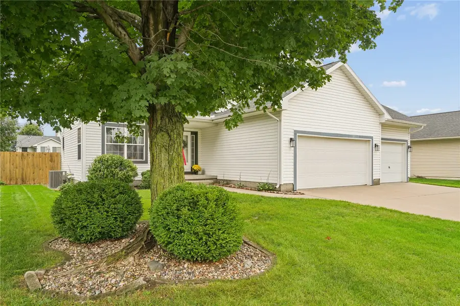 235 N 18th Ave, Hiawatha, IA 52233 - #2