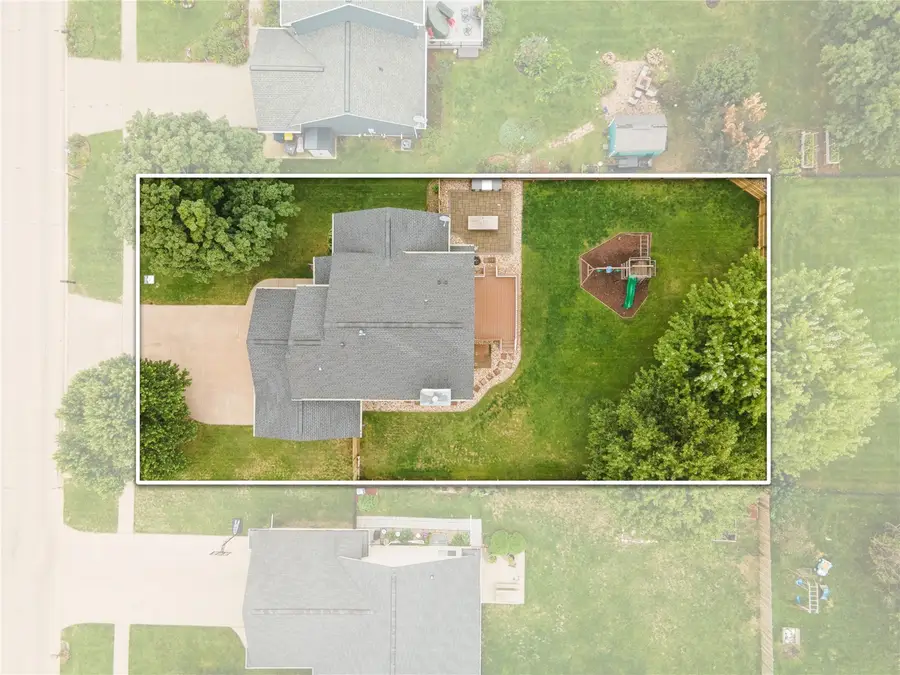 235 N 18th Ave, Hiawatha, IA 52233 - #3