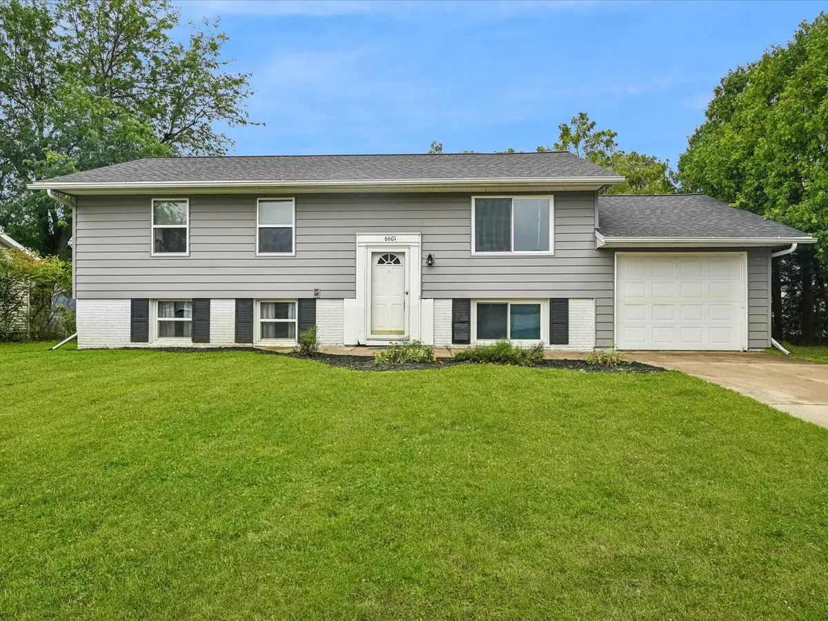 6601 Arbor Lane Ne, Cedar Rapids, IA 52402 - #1