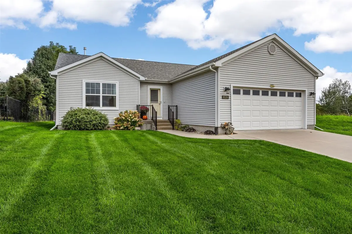 8520 Grand Oaks Drive Ne, Cedar Rapids, IA 52402 - #1