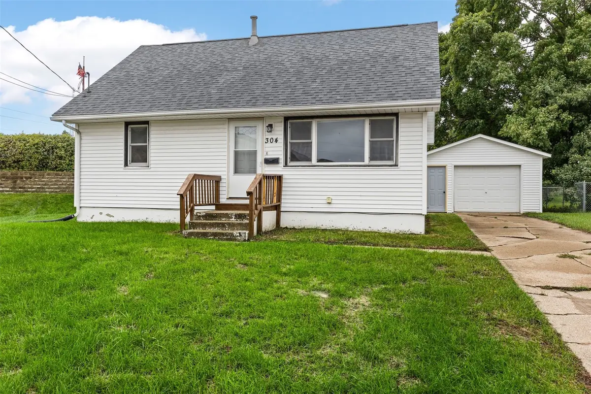 304 B Avenue, Hiawatha, IA 52233 - #1