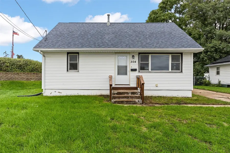 304 B Avenue, Hiawatha, IA 52233 - #2
