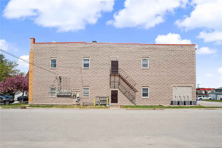 230 S Dubuque St, Solon, IA 52333 - #3