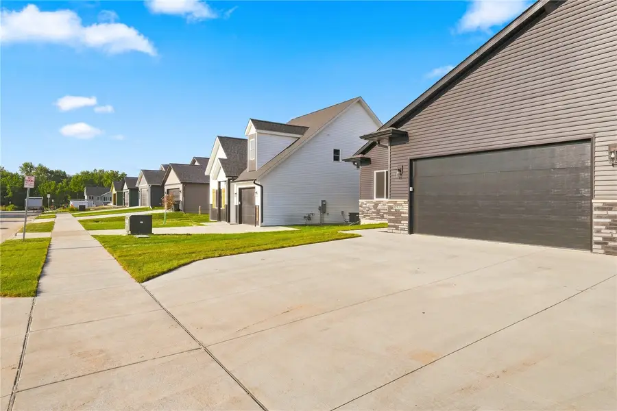 1409 Duncan Dr, Muscatine, IA 52761 - #2