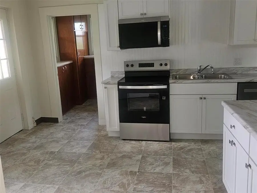 1105 5th Street E, Vinton, IA 52349 - #3