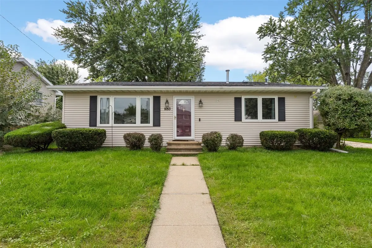 1053 Rainbow Blvd, Hiawatha, IA 52233 - #1