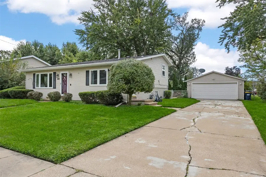 1053 Rainbow Blvd, Hiawatha, IA 52233 - #2