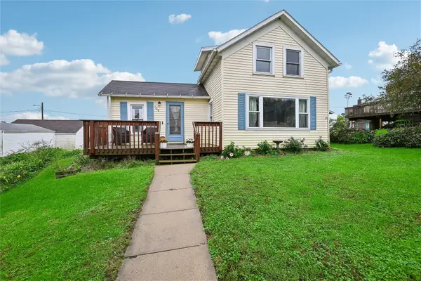 109 Tuttle Street E, Norway, IA 52318