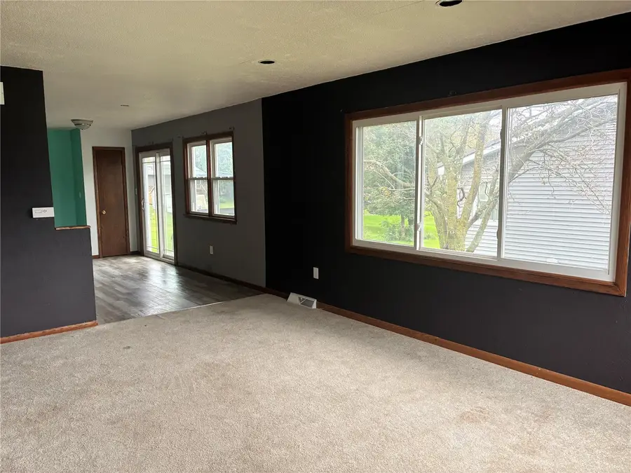 1122 E 3rd Street, Vinton, IA 52349 - #2