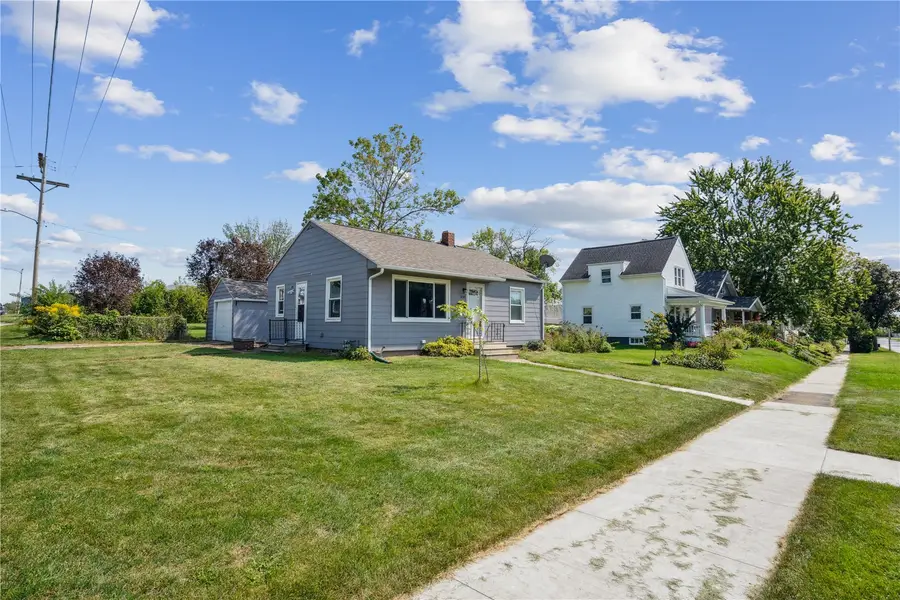 1060 NE 17th Street, Cedar Rapids, IA 52402 - #3