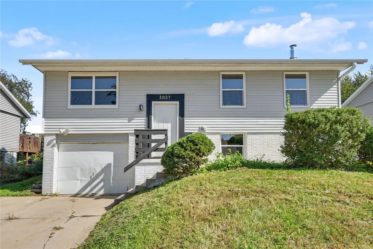 3027 Stratford Ln Sw, Cedar Rapids, IA 52404 - #1