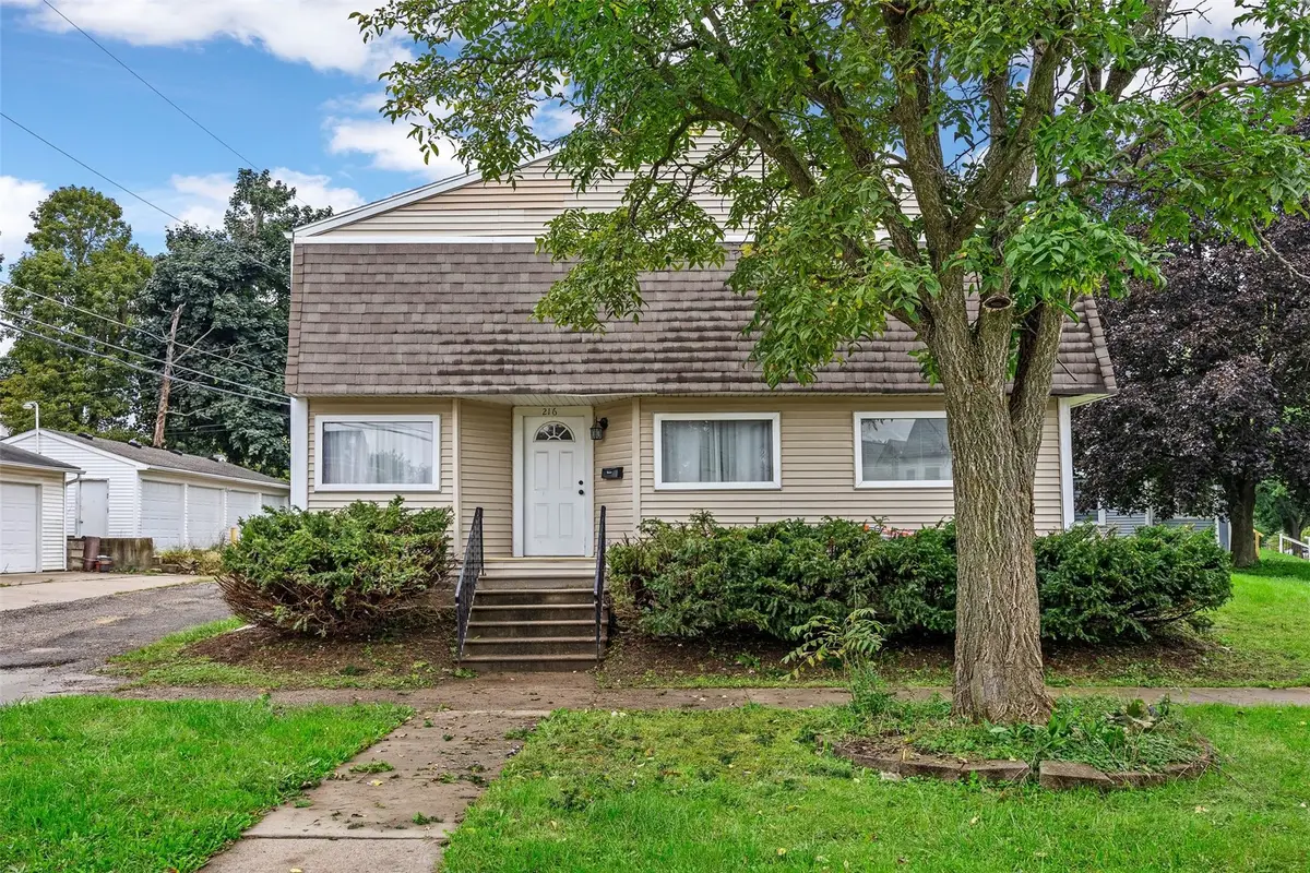 216 13th Street Nw, Cedar Rapids, IA 52405 - #1
