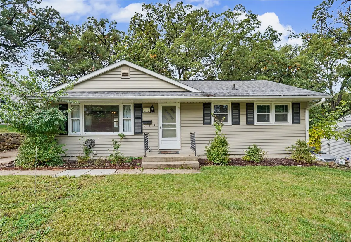 1317 Memorial Dr, Cedar Rapids, IA 52403 - #1