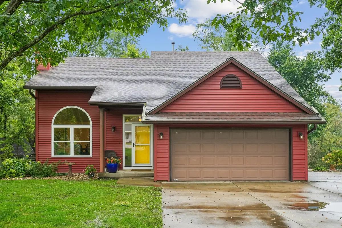 3945 S Spring Street Ne, Solon, IA 52333 - #1