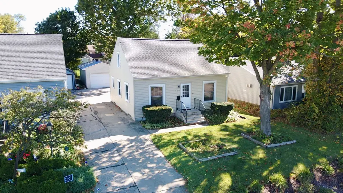 3827 C Avenue Ne, Cedar Rapids, IA 52402 - #1