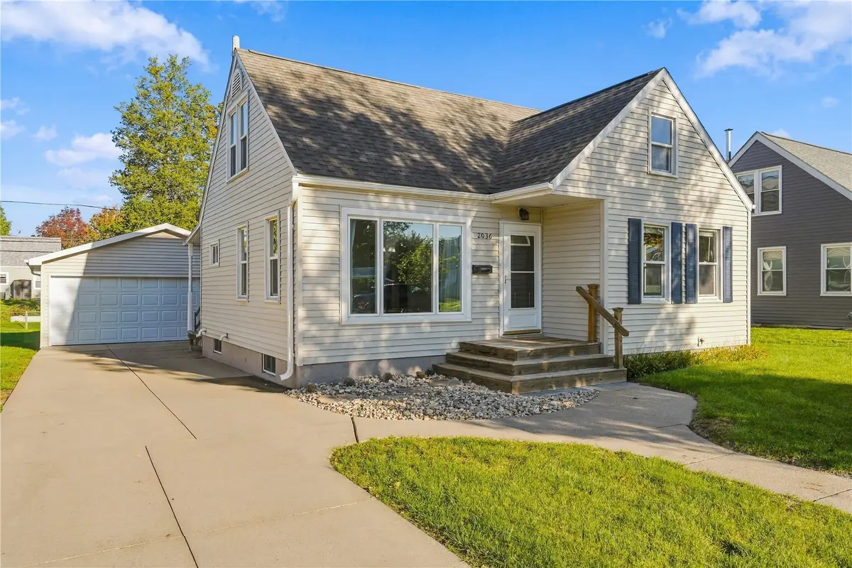 2036 Franklin Ave Ne, Cedar Rapids, IA 52402 - #1